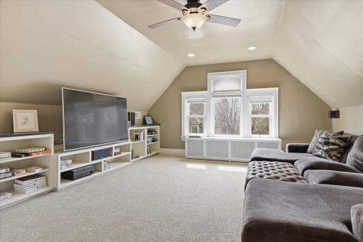 Large family room (16 x 16) on 3rd floor