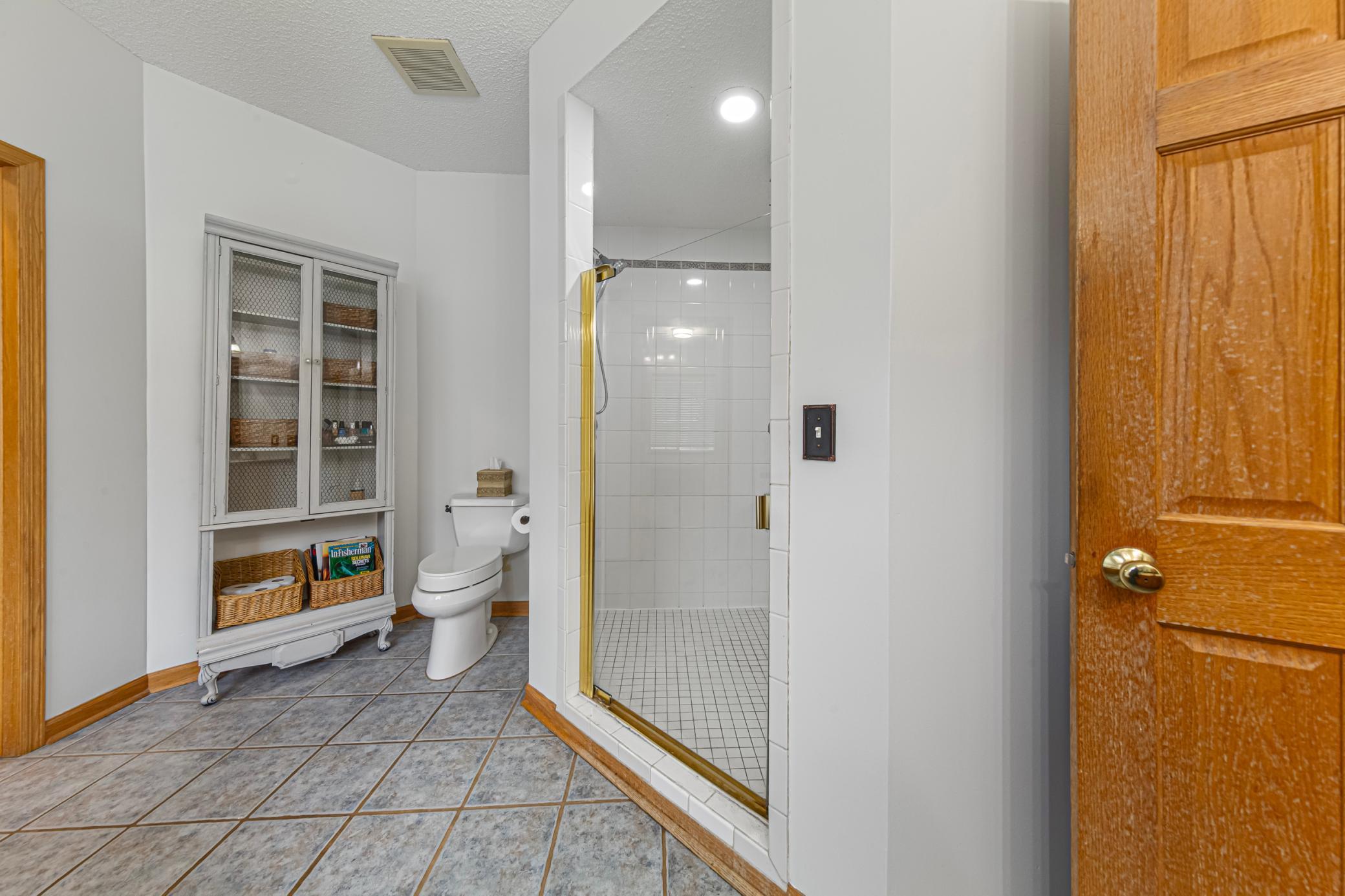 36 main bathroom.jpg