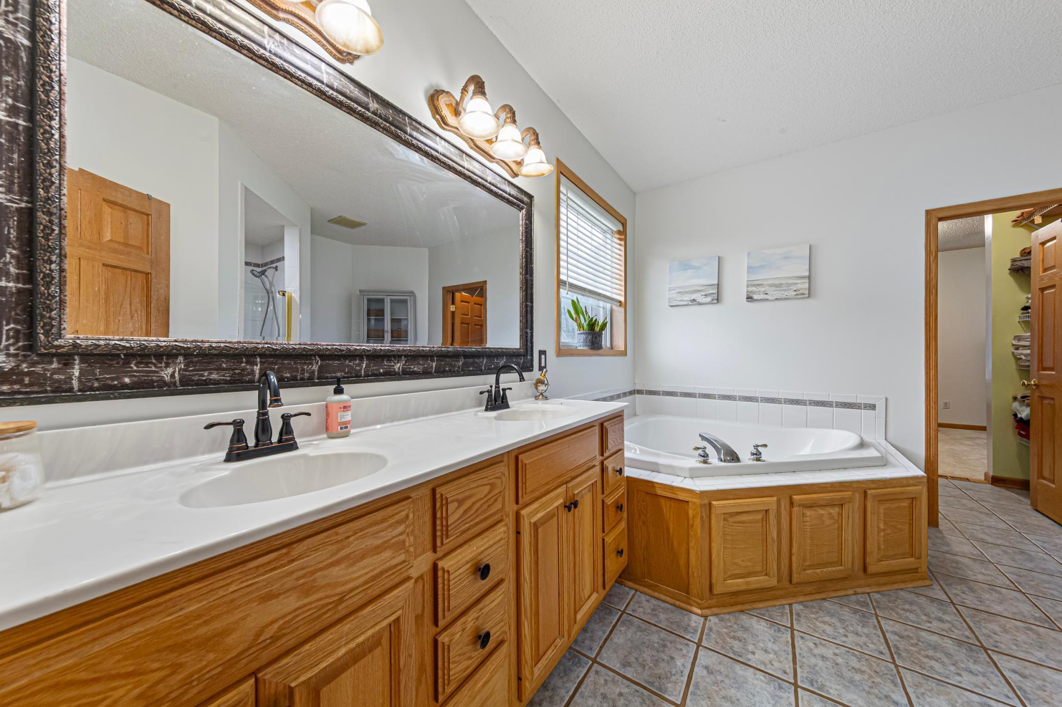 34 main bathroom.jpg