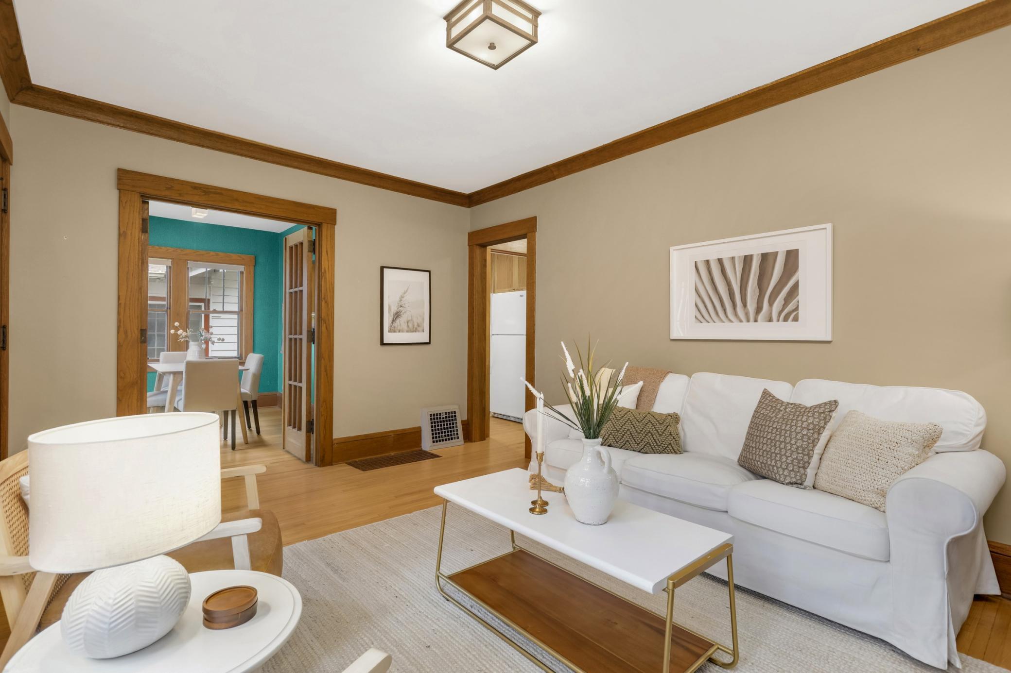 Convenint access to the kitchen and the dining room from the living room