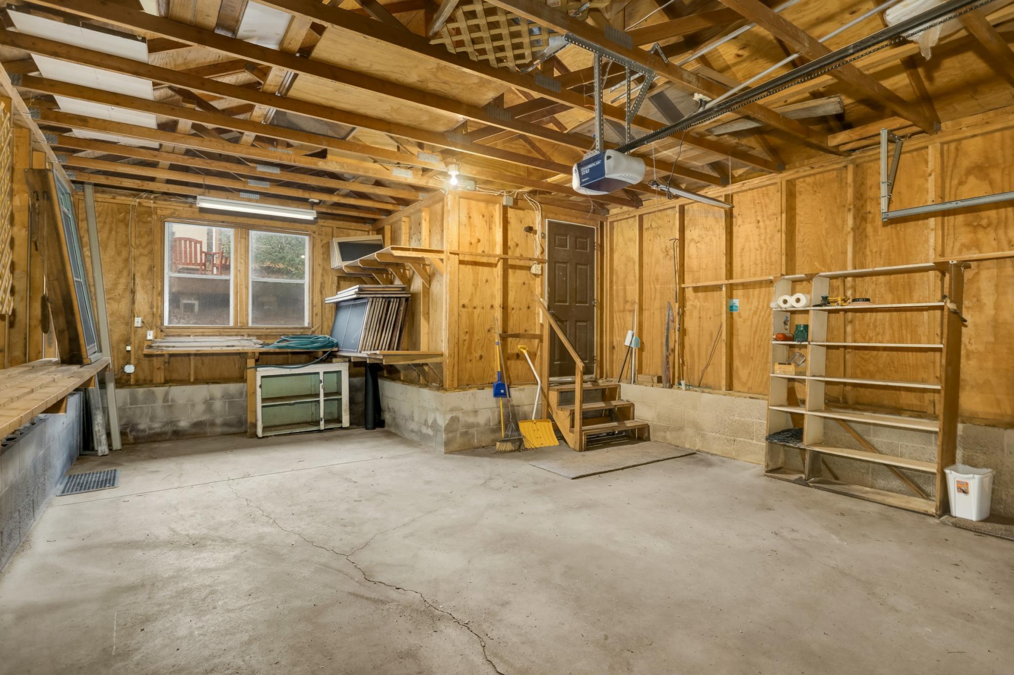 Gragae is in great condition with plenty of space!