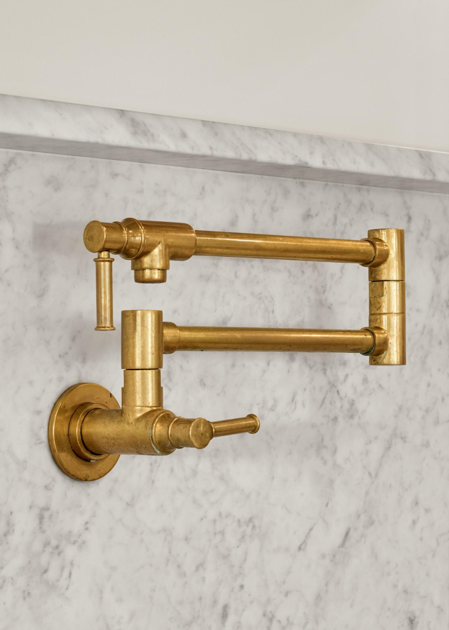 deVOL Kitchens is celebrated for its signature use of unlacquered “Aged Brass,” a living finish that naturally develops a rich patina over time.