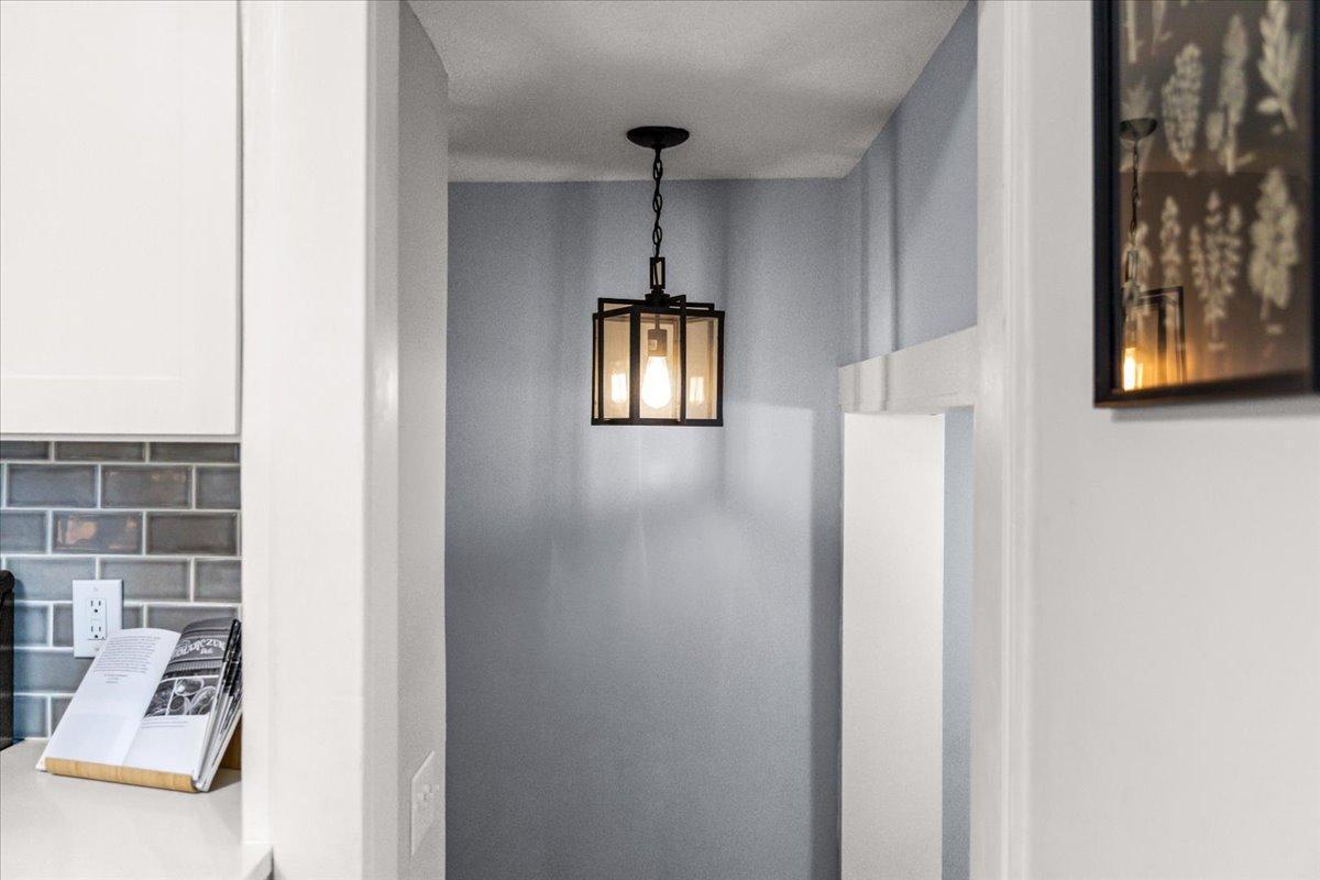 16-2627 Randolph St NE-0016.jpg