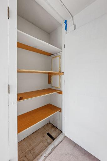 Extra Storage Unit â Extra built-in shelving for convenient storage.