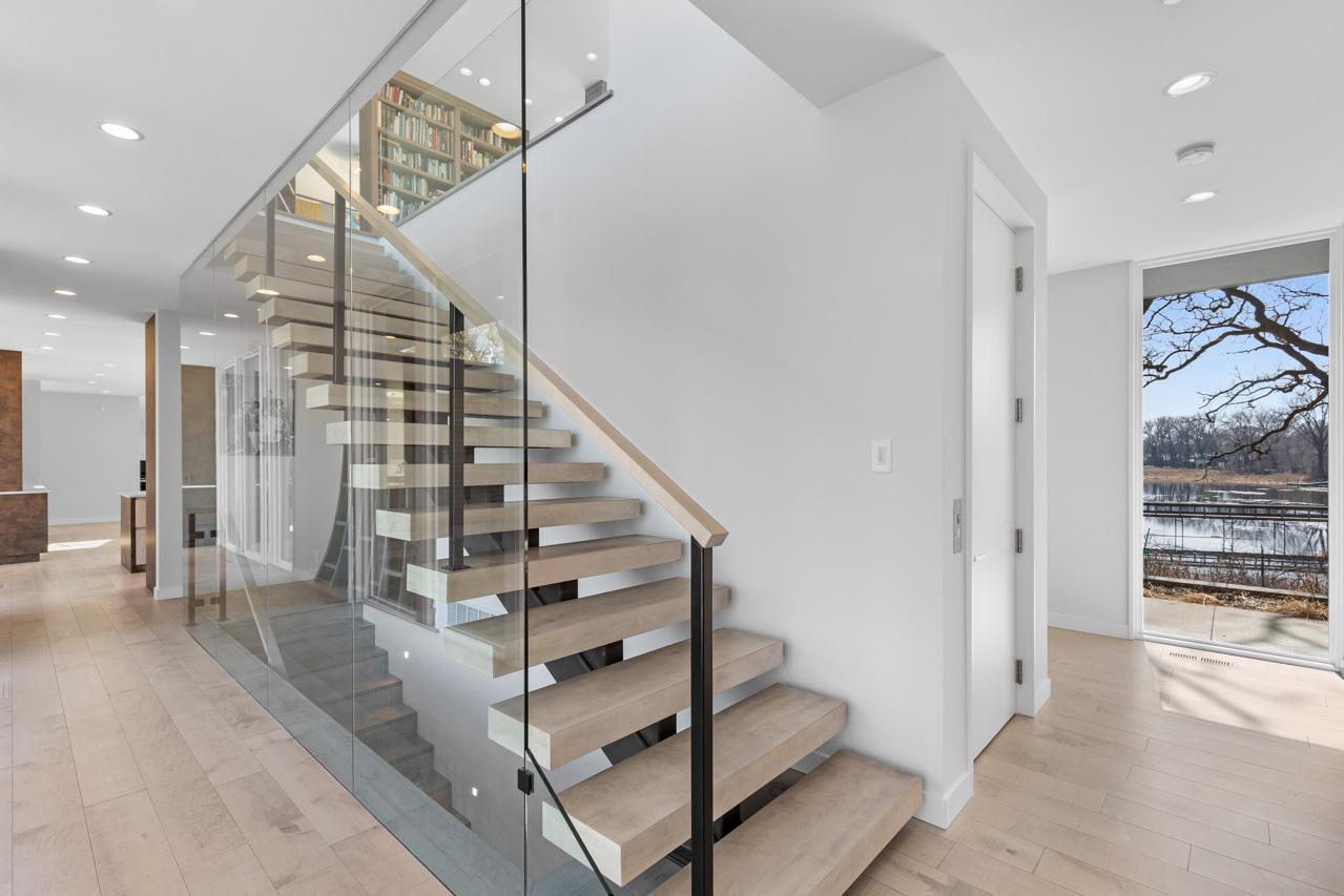 Free-floating staircase