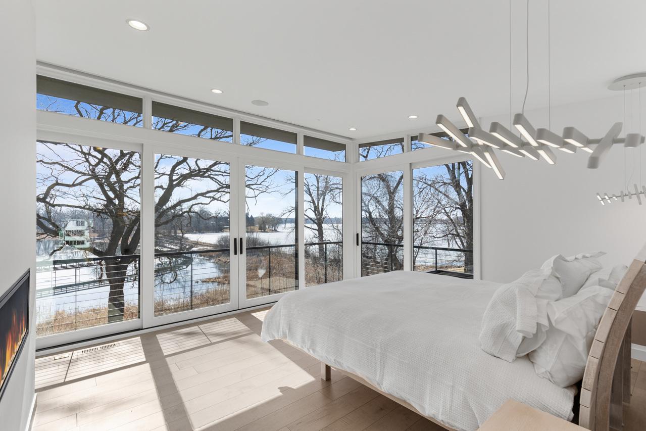 Upper-level primary suite