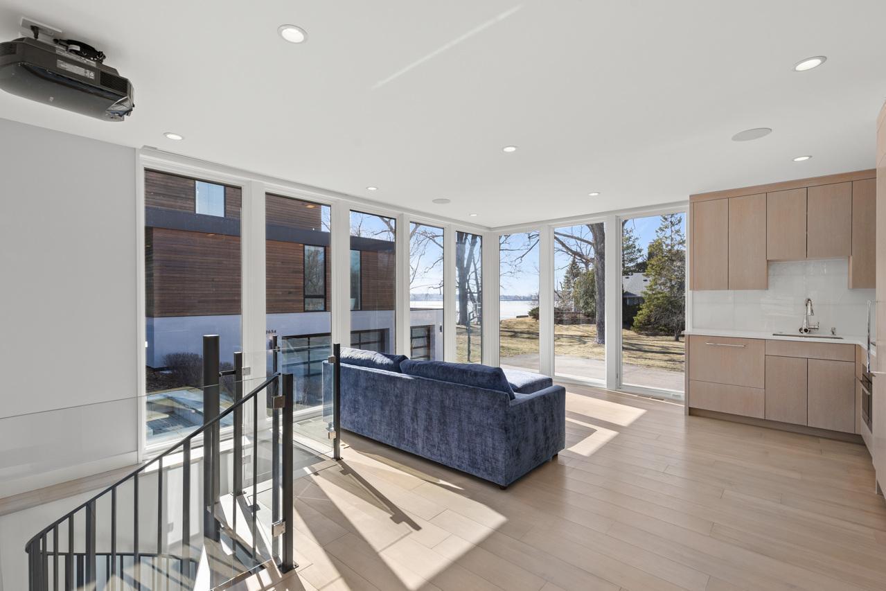 Natural light galore - Guest House