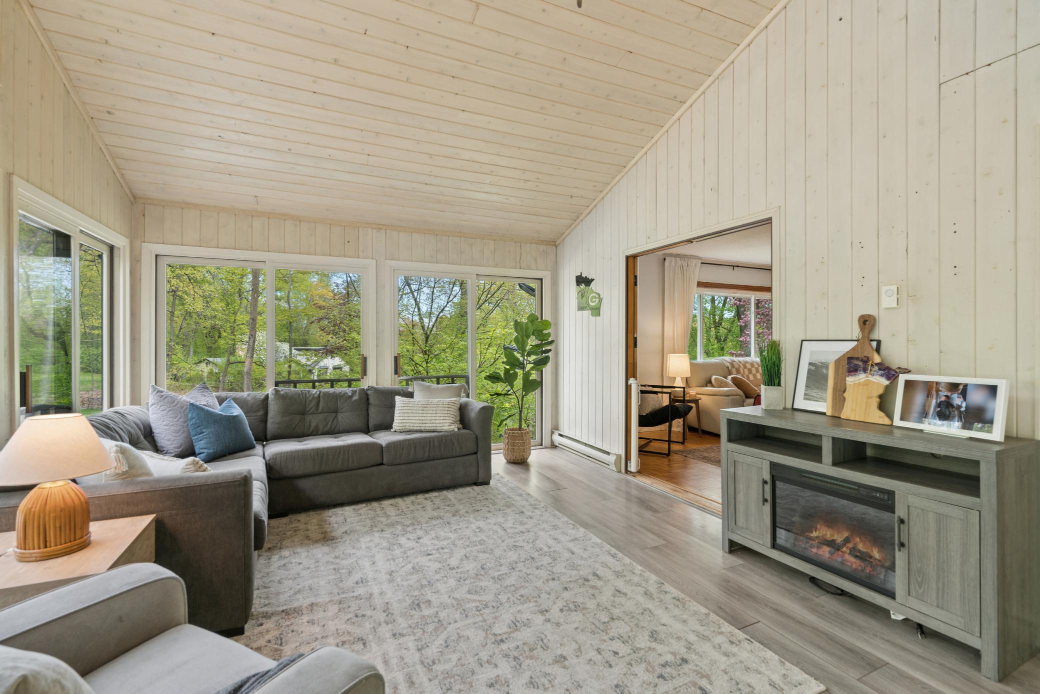Huge 4 seasons sun room!