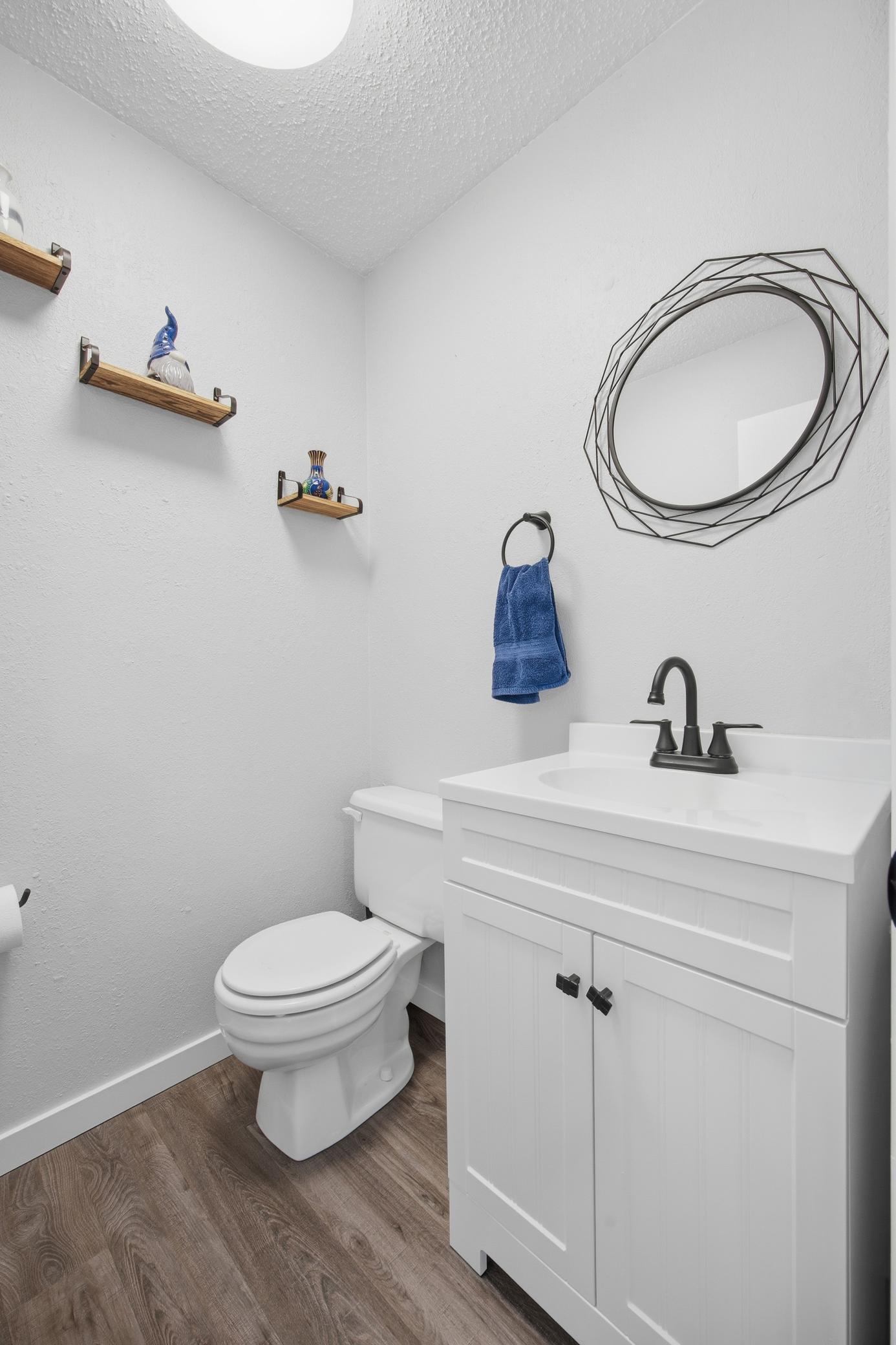 Upper level 1/2 Bathroom