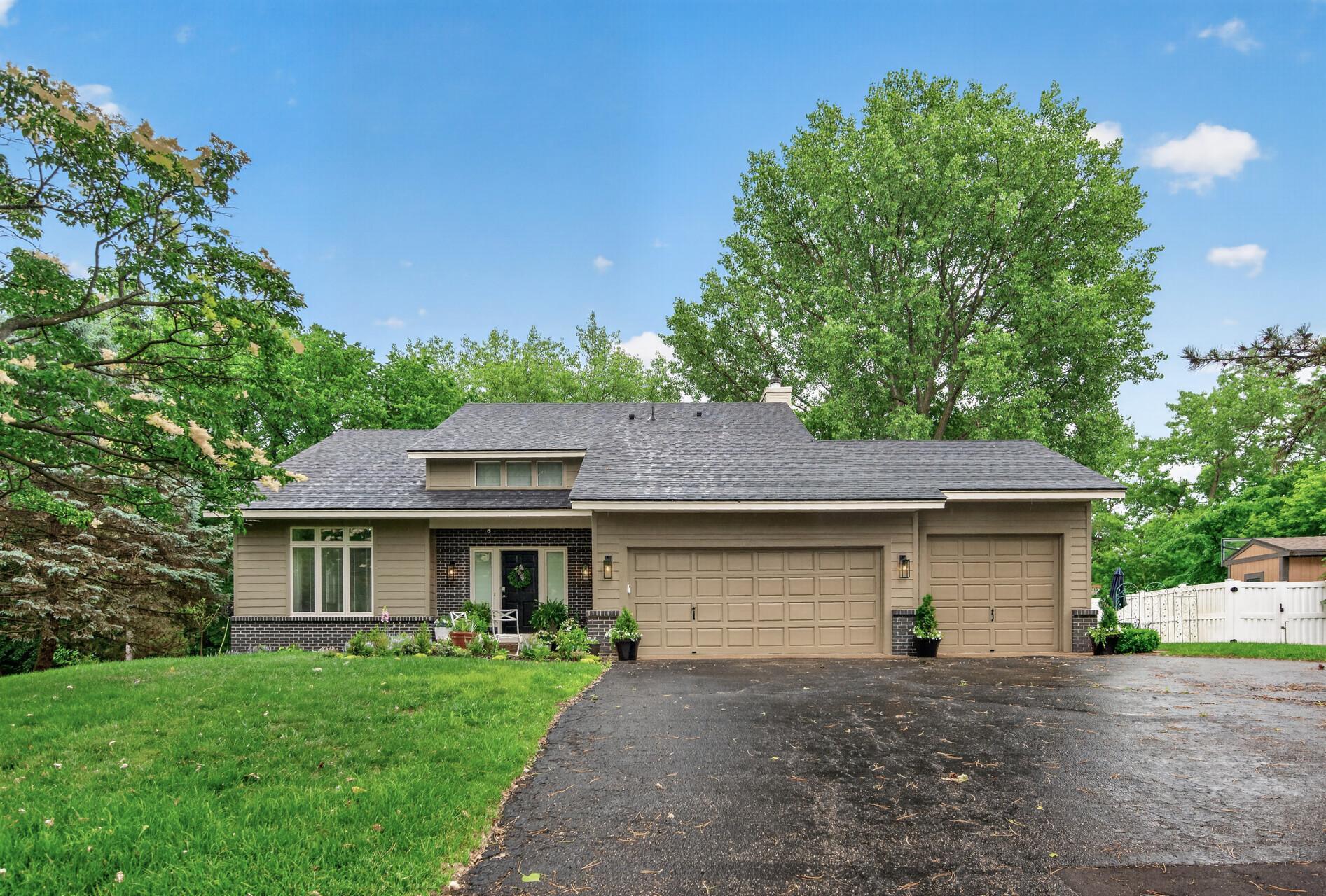 10261 Phaeton Dr, Eden Prairie