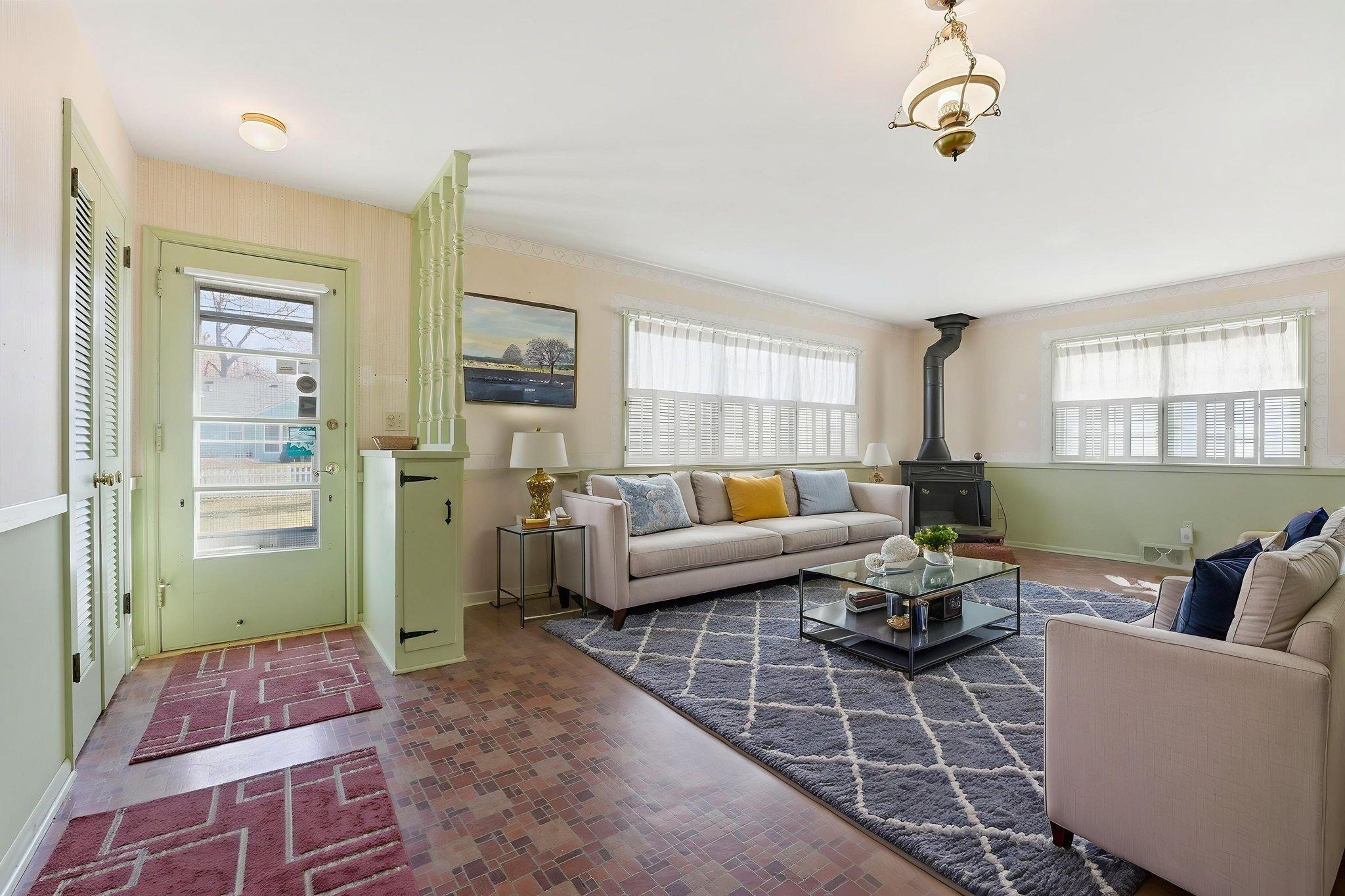 12-web-or-mls-DSC01264 virtually staged.jpeg