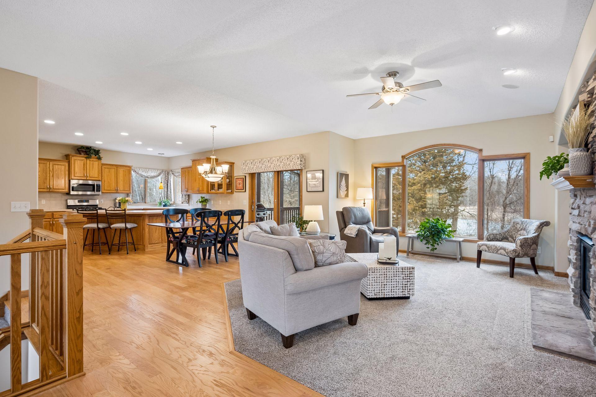 Bright & open floor plan