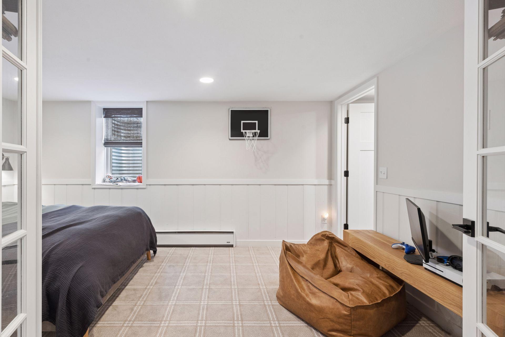 3825 Inglewood Avenue South - Spacecrafting - 0042.jpg