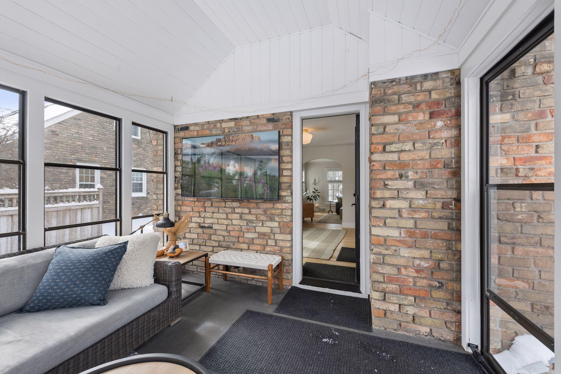 3825 Inglewood Avenue South - Spacecrafting - 0021.jpg