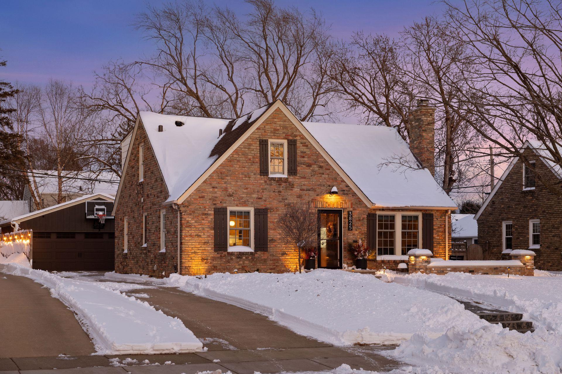 3825 Inglewood Avenue South - Spacecrafting - 0003.jpg