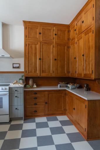 This isnât your typical duplex upper level. Recently remodeled in 2025 with approximately $90,000 invested throughout, this residence blends timeless Minneapolis charm with fresh, modern living. ???