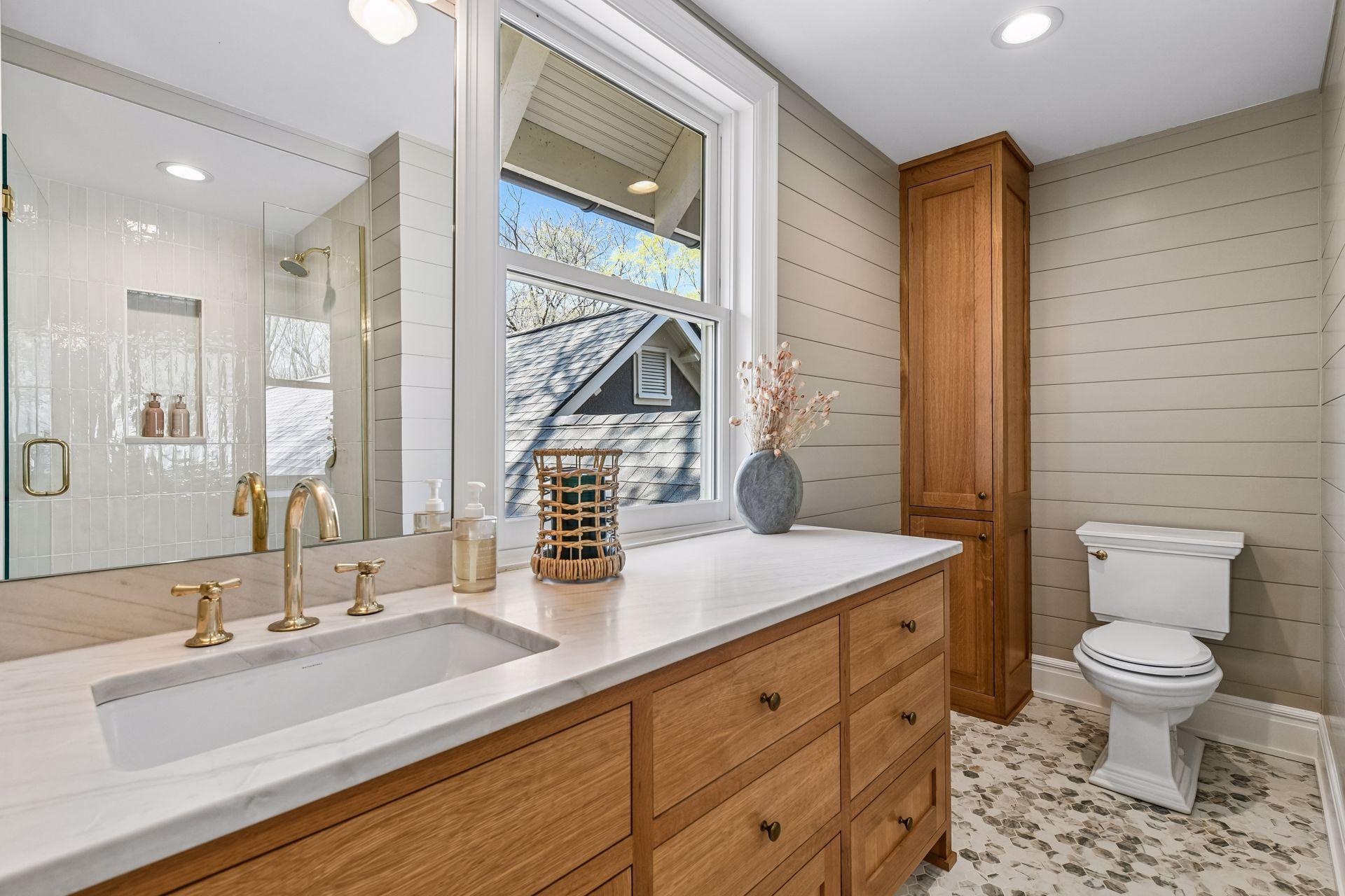 Bathroom with shower in mainfloor bedroom