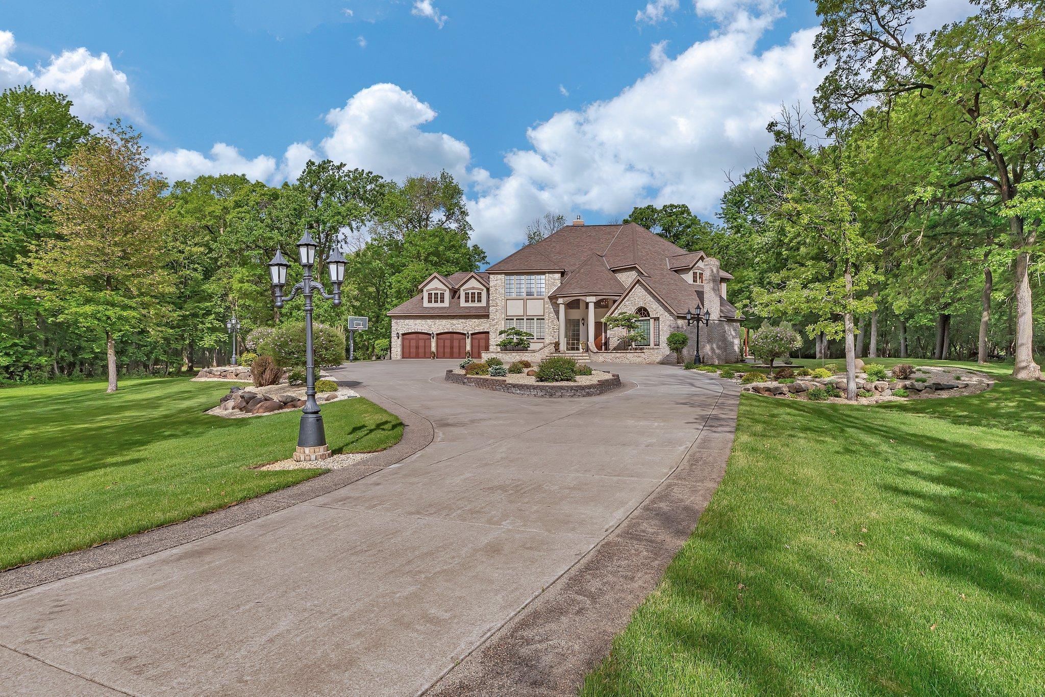 Convenient circle drive!