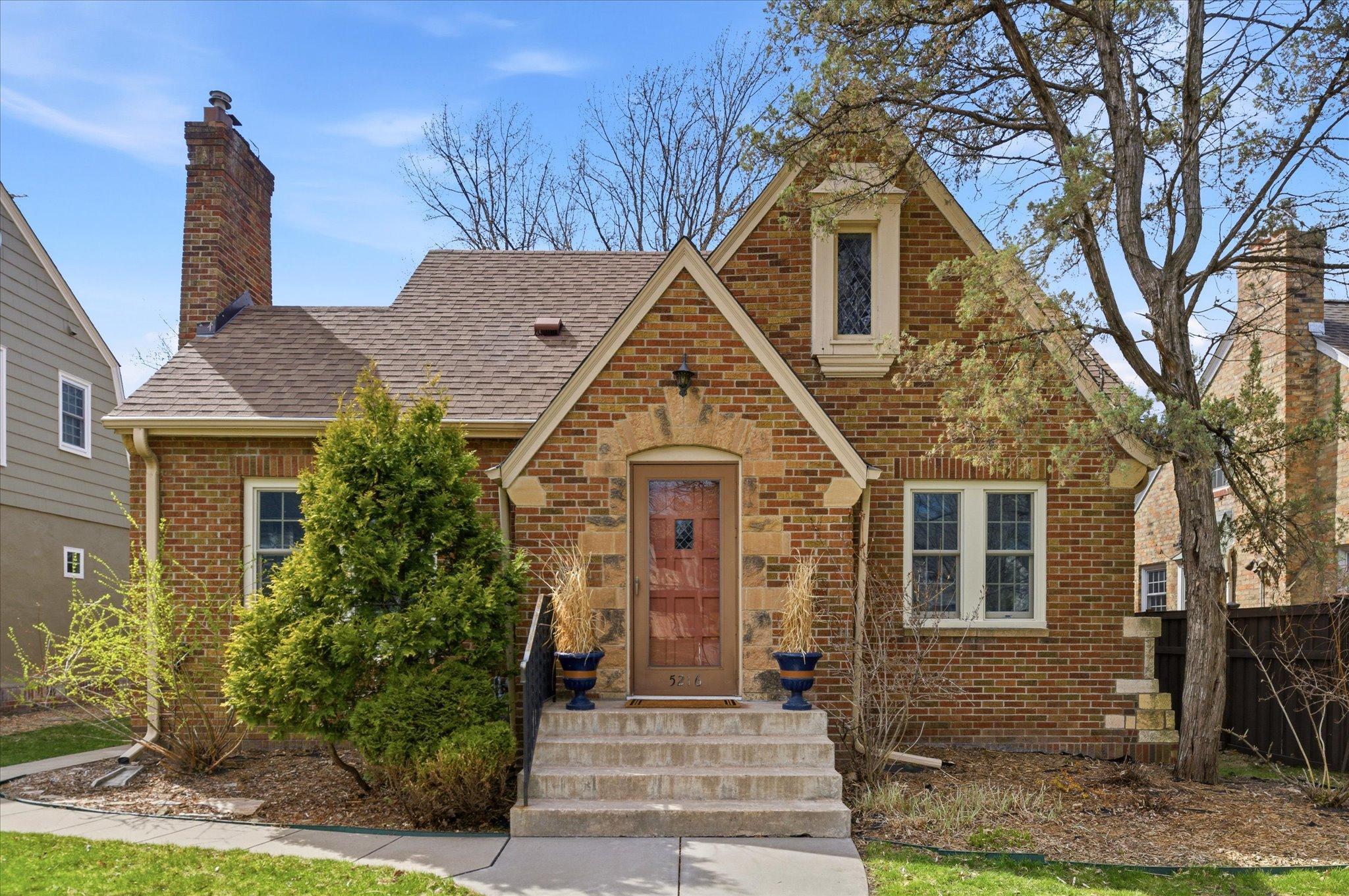 02-5216 Logan Ave S [2958851]- 002.jpg