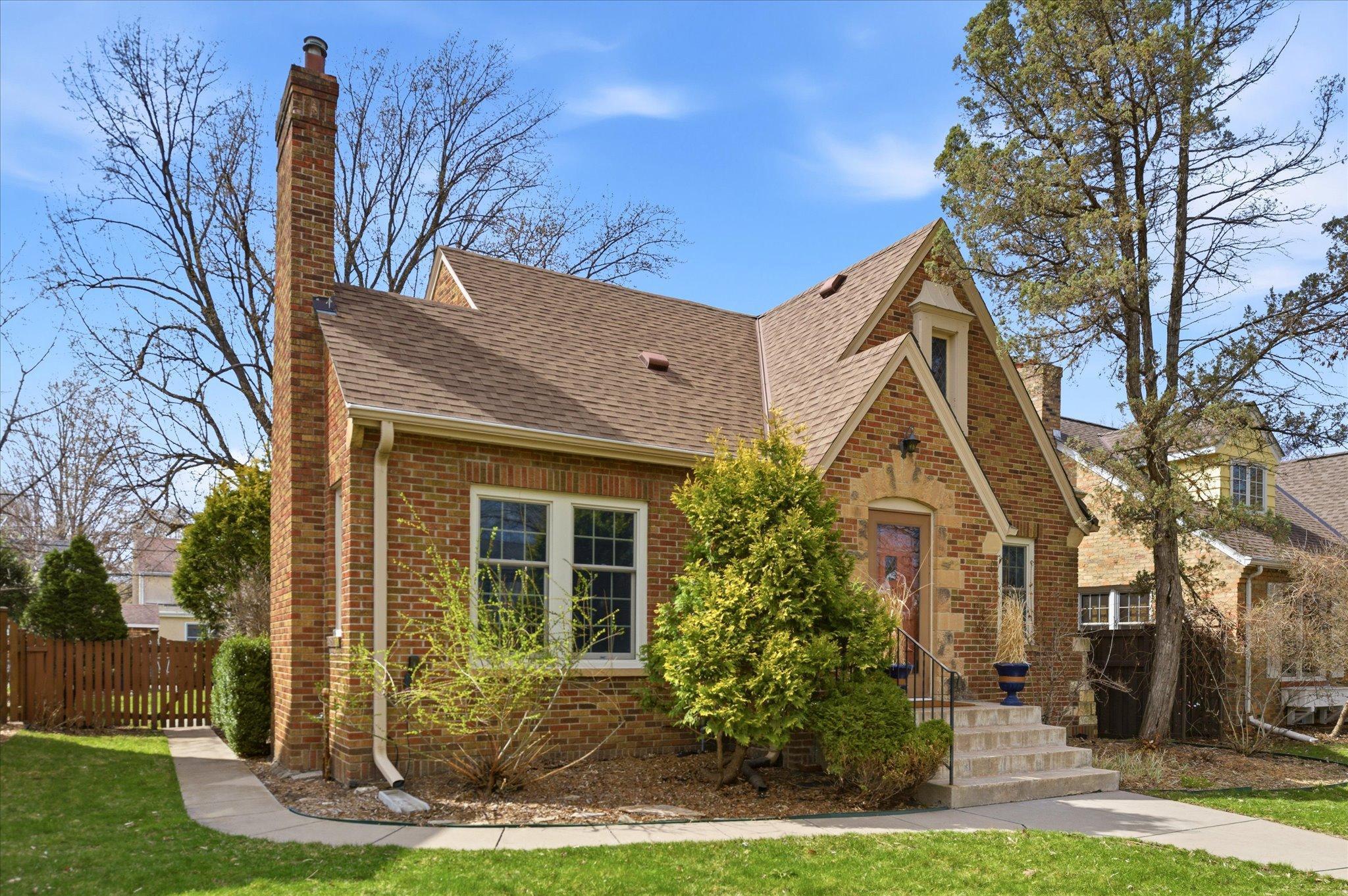 04-5216 Logan Ave S [2958851]- 004.jpg