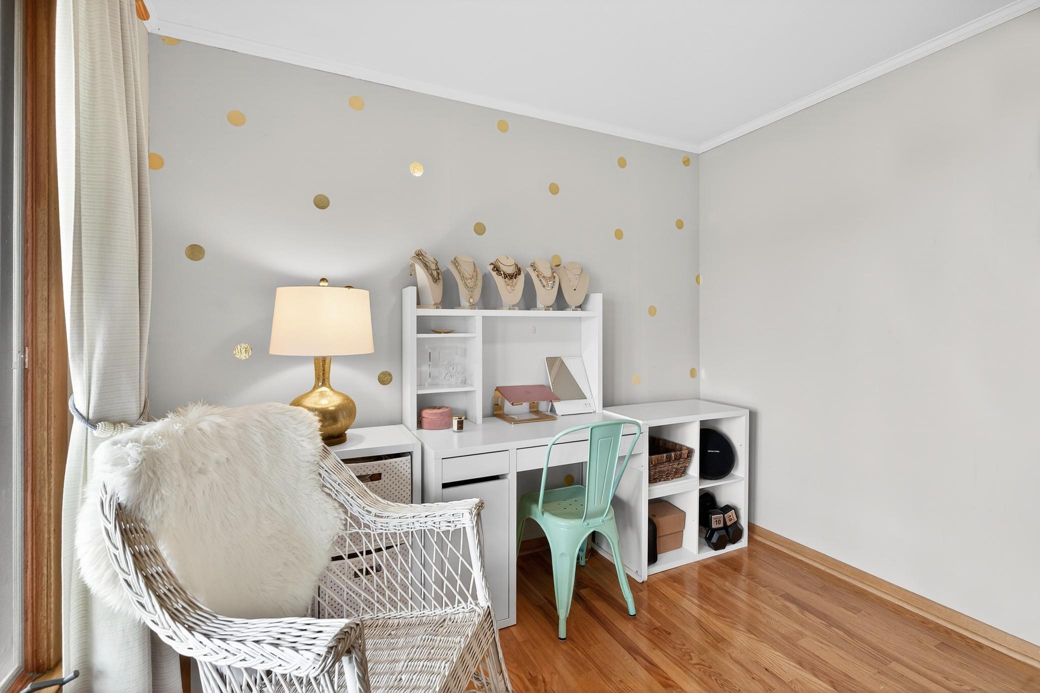 Den/office? With fireplace...