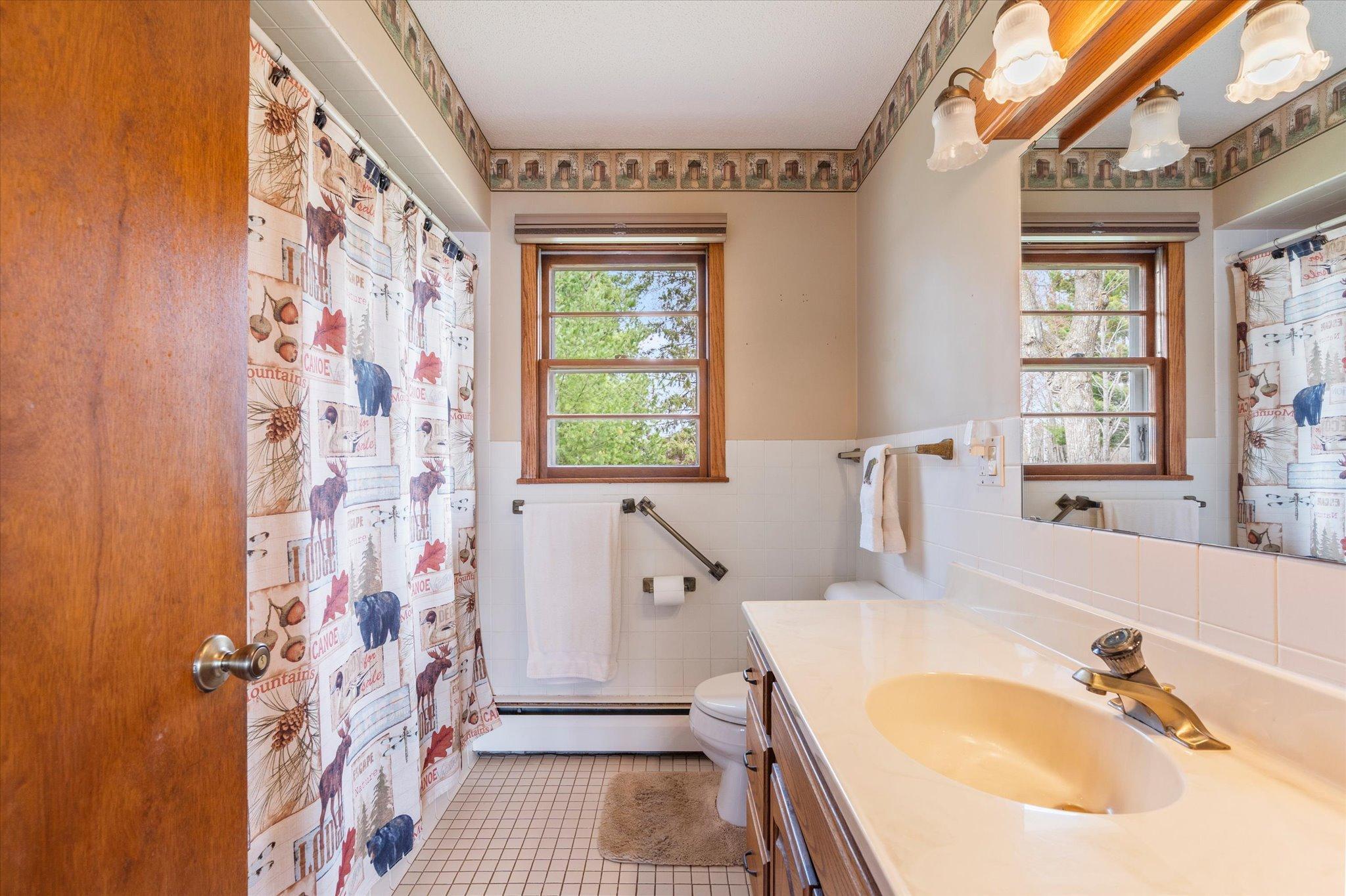 Main Floor | Full Bathroom