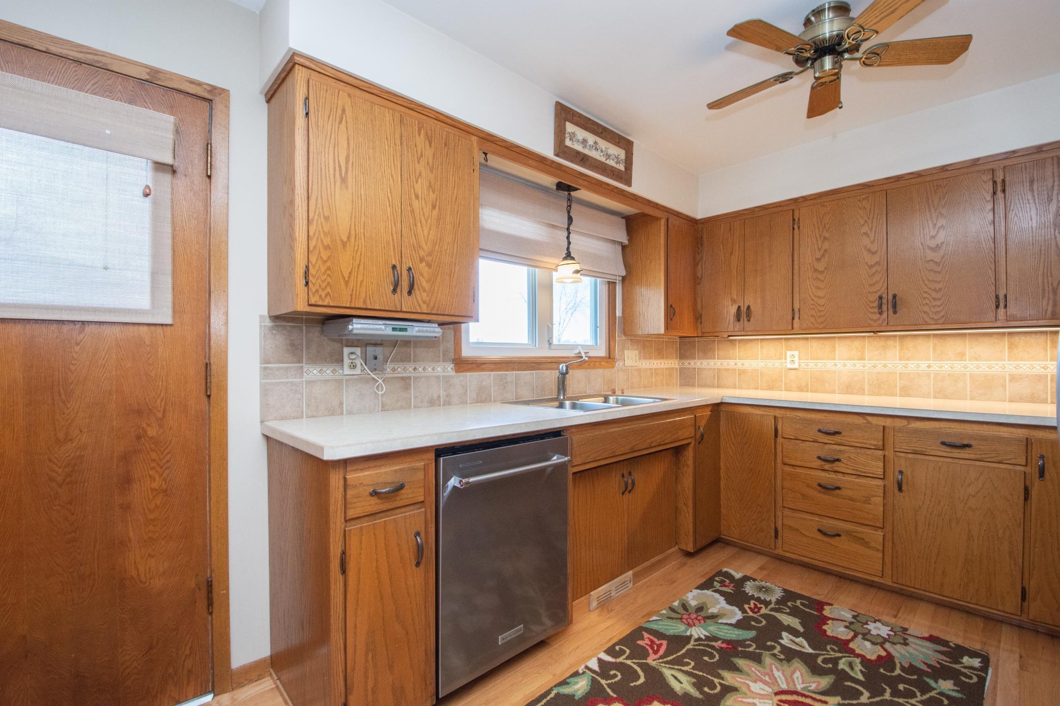 Charming Kitchen w/Updated Backsplash & Hardware