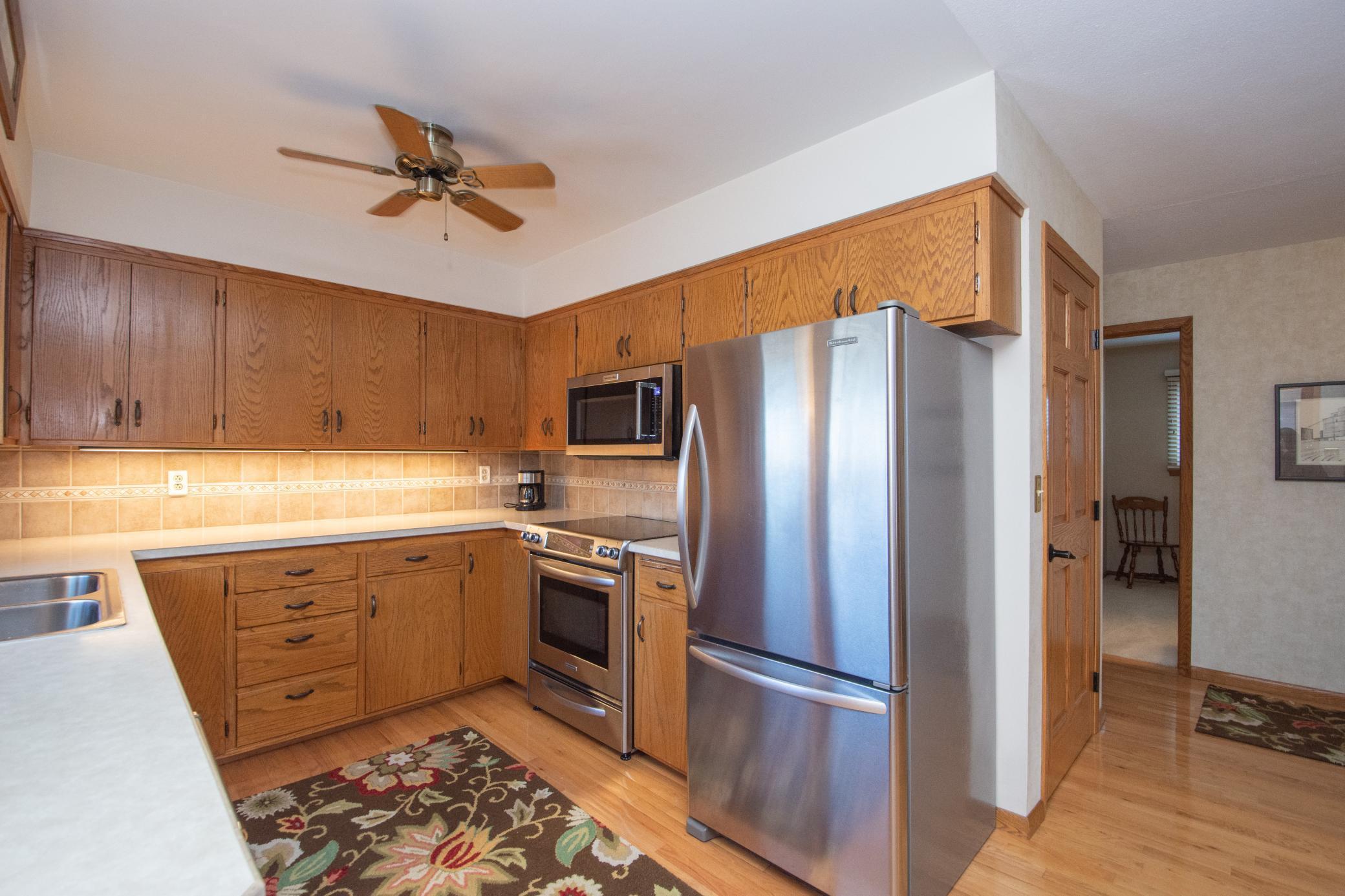 Beautiful Kitchen w/Stainless Steel Appliances