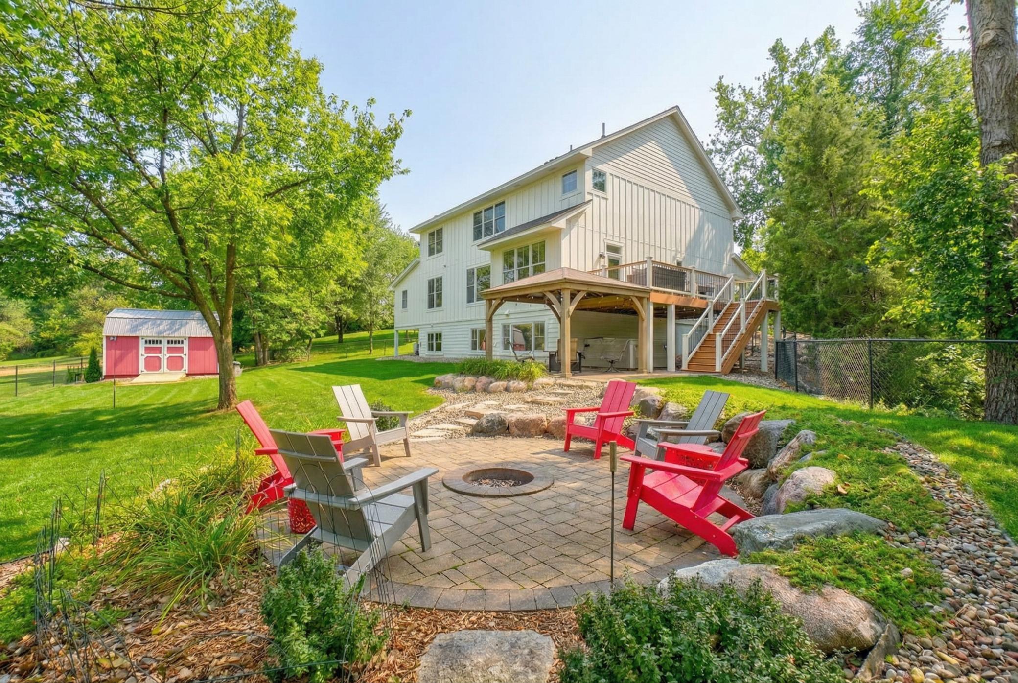 Enjoy Gazebo, deck, fire pit, hot tub