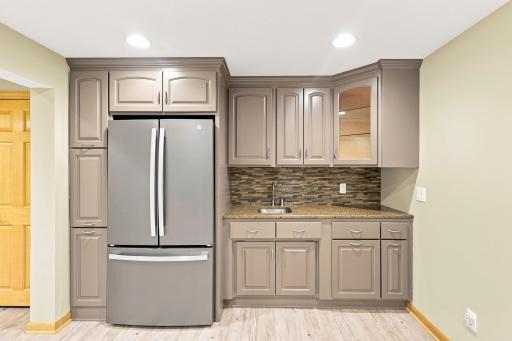 Beautiful bar area with full size fridge