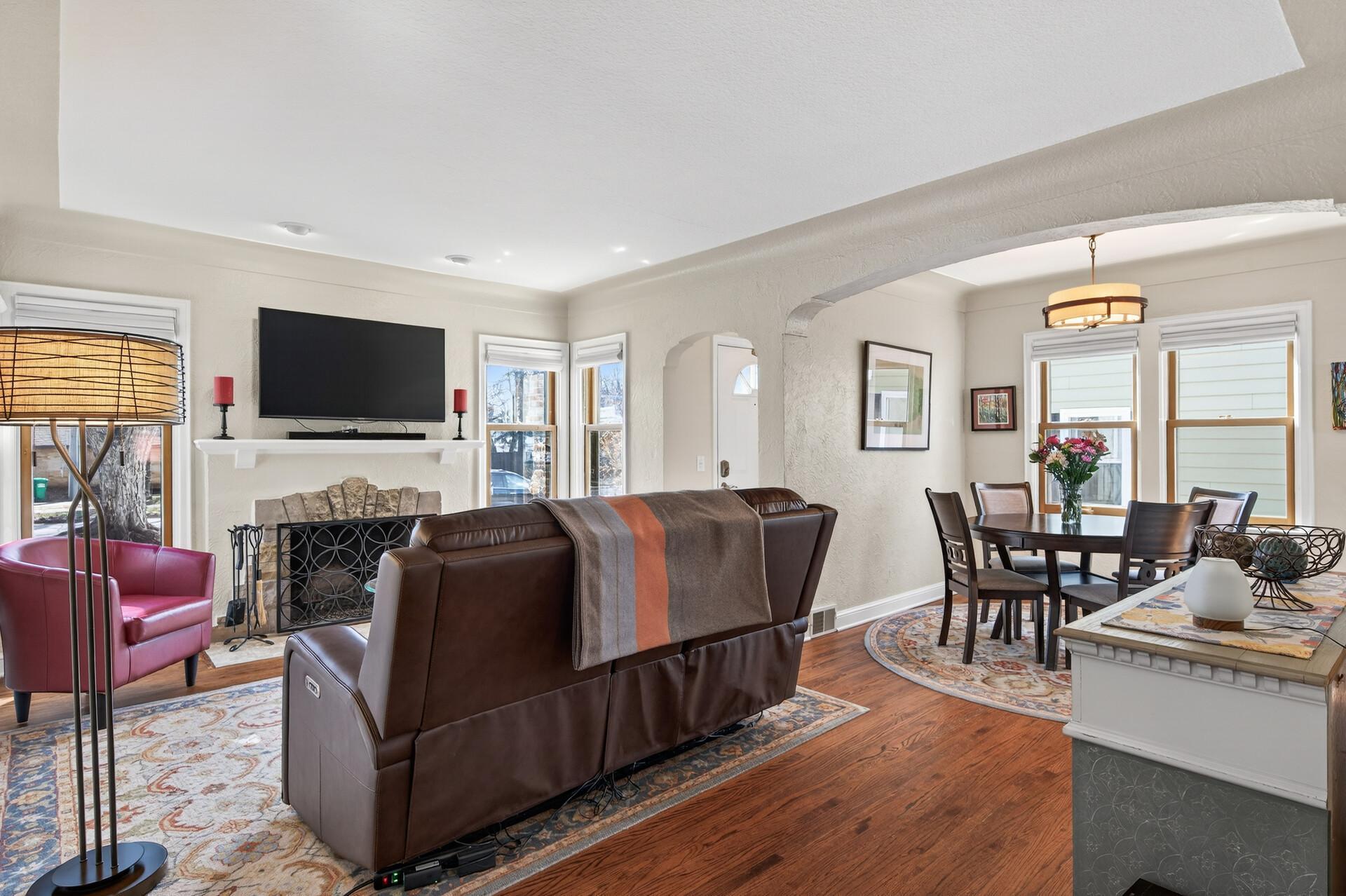 Beautiful arches from the entryway and into the dining area