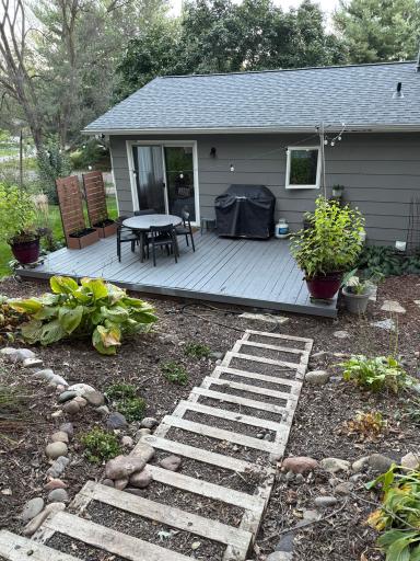 Great space to enjoy with a tree lined backyard , steps with mulch.