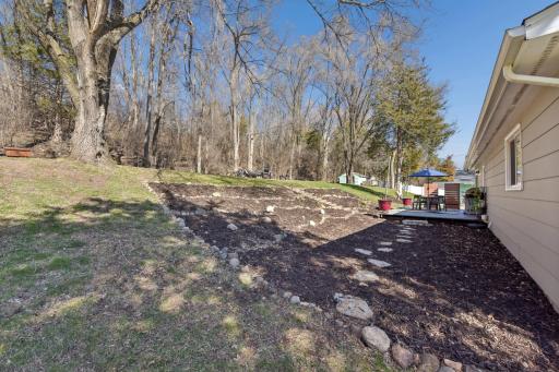Side yard, step to the backyard with mulch. landscaping.