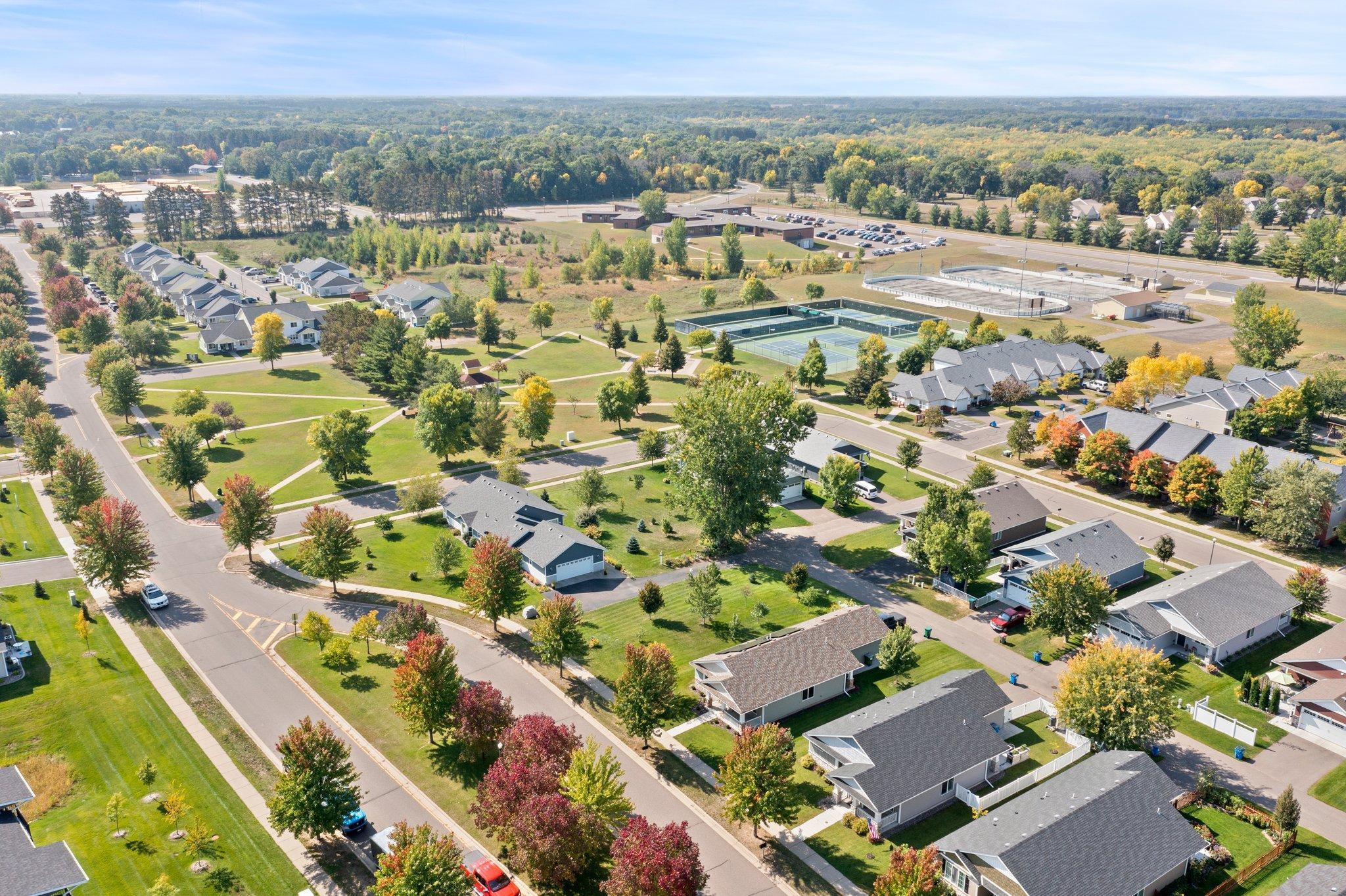 Great neighboor location and the maple trees are bringing the fall colors on the street.