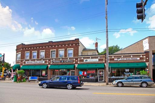 Ideal location conveniently near local shops and restaurants in Edina and south Minneapolis