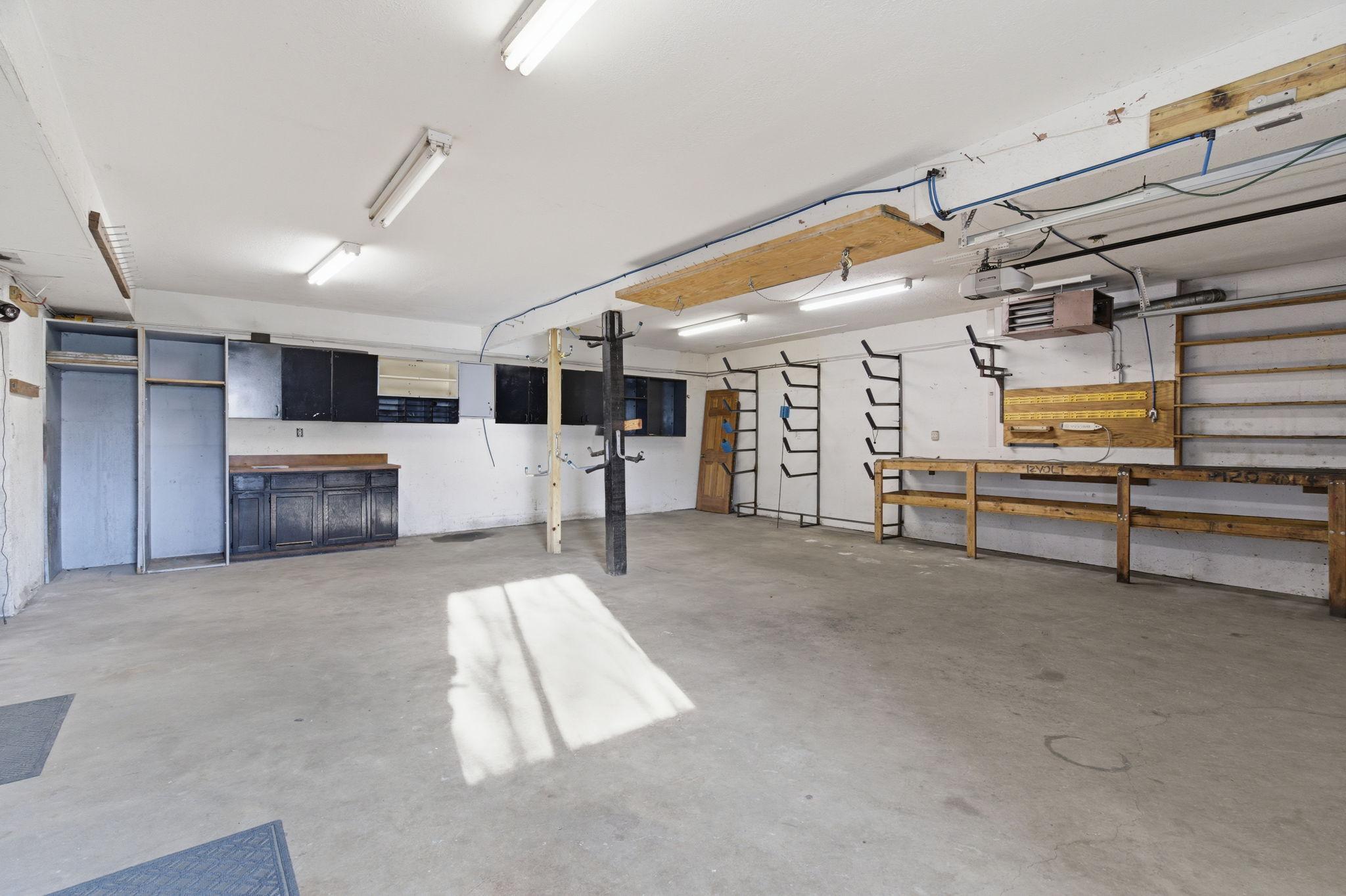 Garage workshop ready for all your needs!