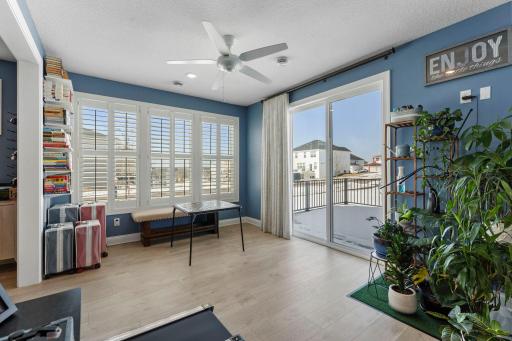 Flow effortlessly into a versatile sunroom with walkout access to a maintenance-free deck. Perfect for enjoying indoor-outdoor living!