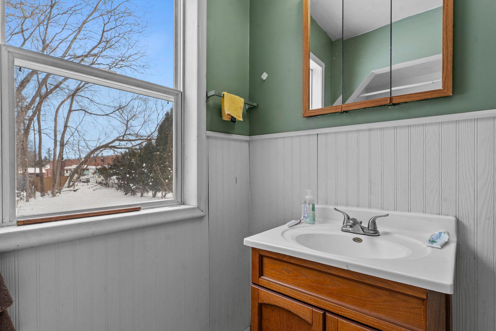 Main floor full bathroom