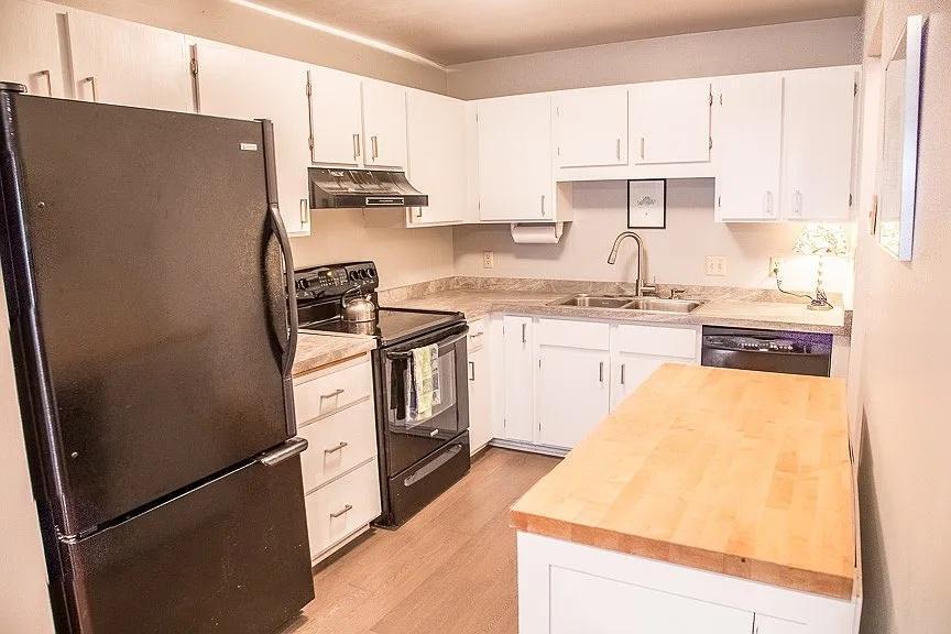 Functional kitchen, new dishwasher coming soon!