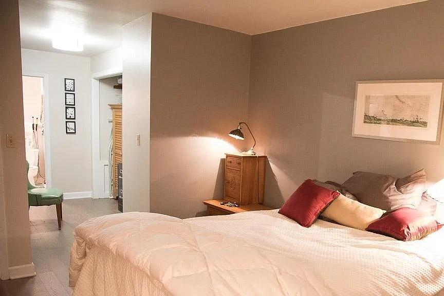 Bedroom to walk-in closet