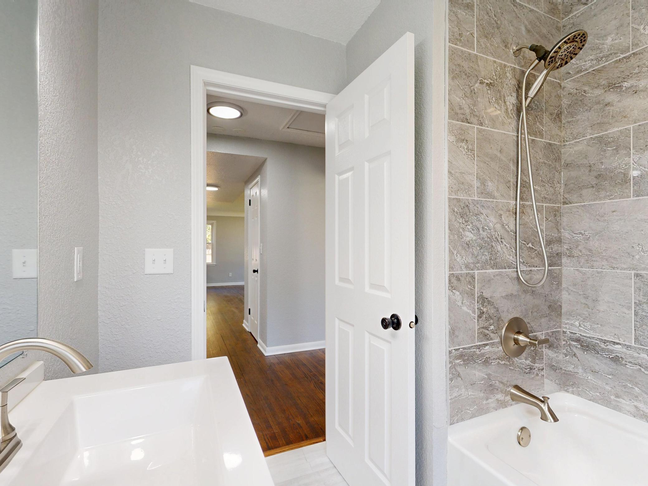 Main Bathroom 3 - Copy.jpg