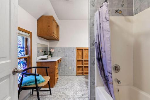 Spacious bath with full tub/shower