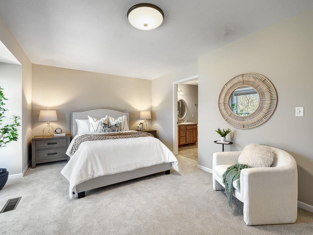 3/4 ensuite bathroom in primary suite