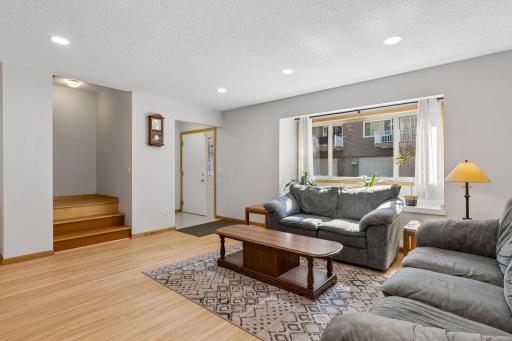 438 Pondridge Circle, Wayzata, MN 55391