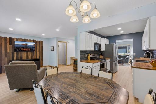 438 Pondridge Circle, Wayzata, MN 55391