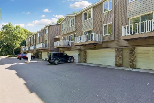 438 Pondridge Circle, Wayzata, MN 55391