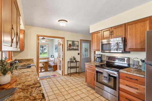 Granite countertops, hardwood cabinets and stainless appliances in the kitchen!