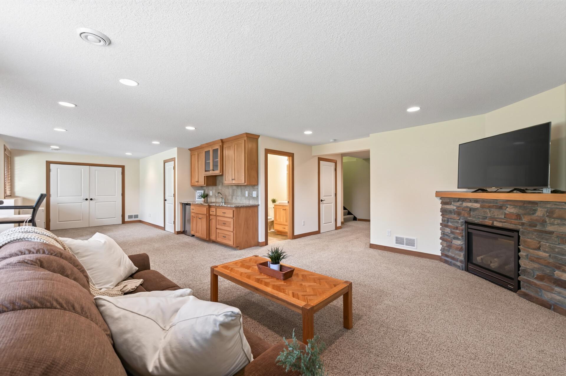 The wet bar makes entertaining family and friends even easier.