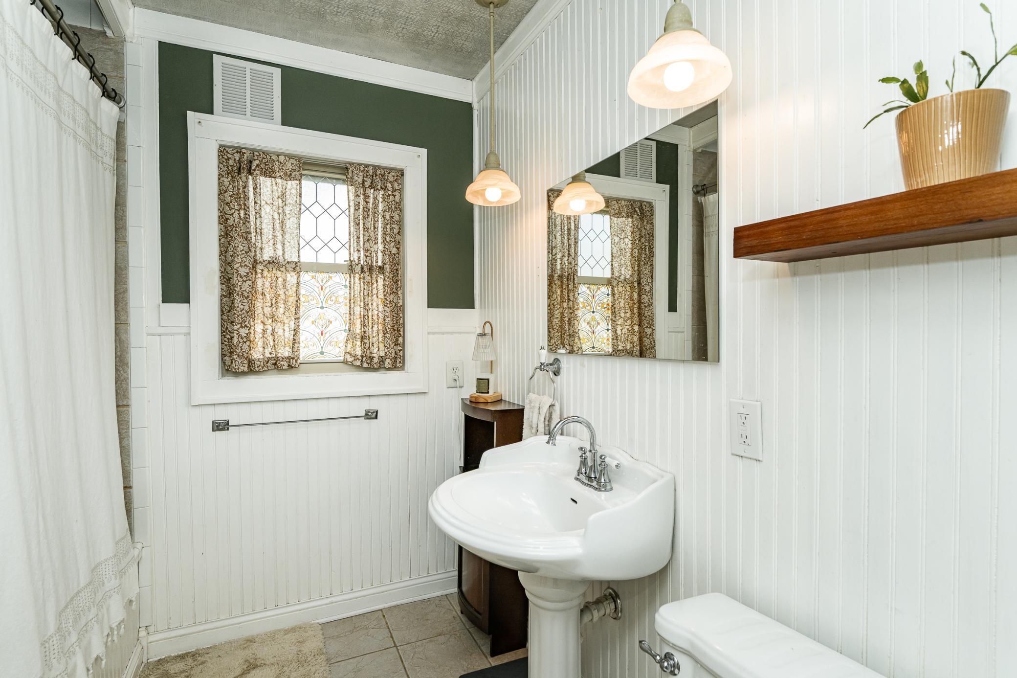 Full Bathroom (Main Floor)