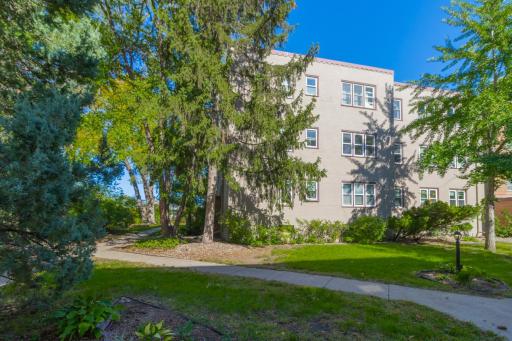 3128 W Bde Maka Ska Boulevard, 415, Minneapolis, MN 55416
